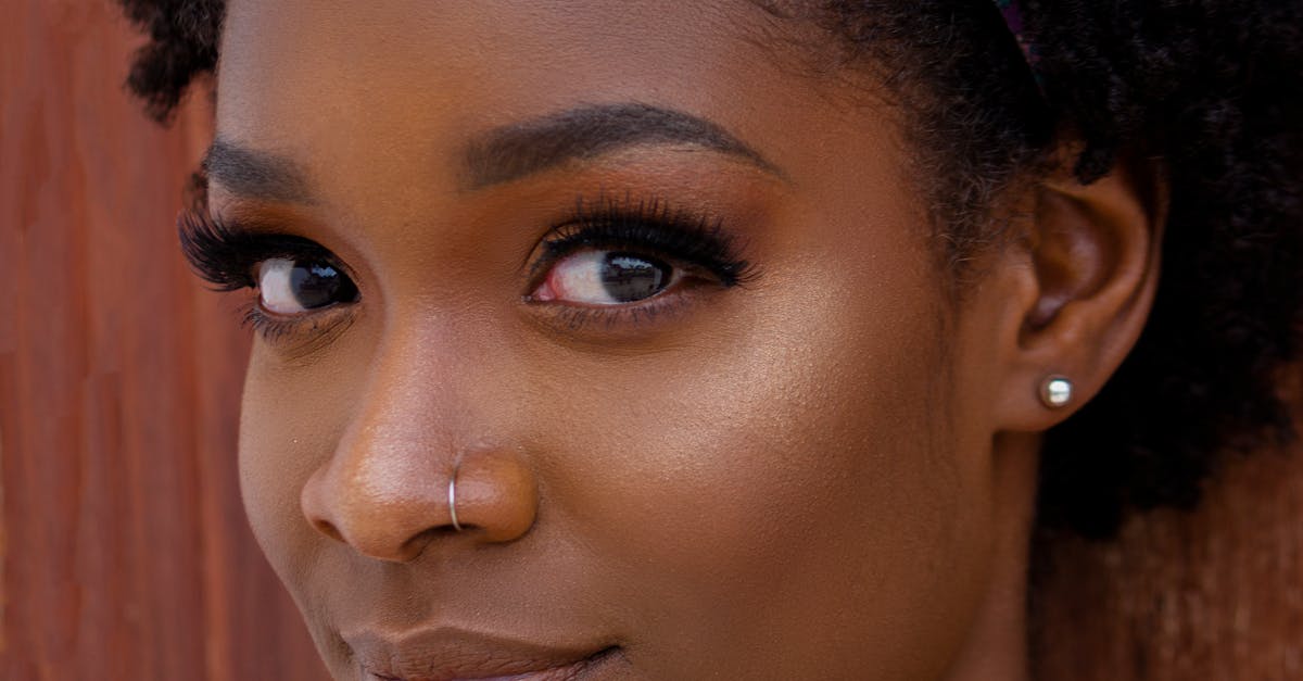 Close-up portrait of a beautiful woman with afro hairstyle, showcasing natural beauty in an outdoor setting.